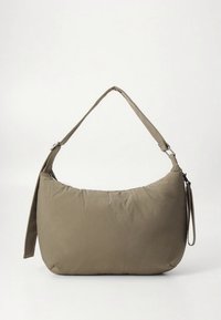Sac à épaule en nylon beige de forme incurvée, texture matelassée, bandoulière ajustable et petite pochette zippée attachée.