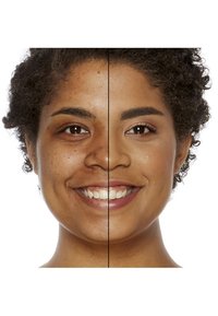 Een gesplitste afbeelding die aan de linkerkant een gezicht toont met een natuurlijke huidtextuur en aan de rechterkant een gladde huid, verbeterd met make-up. Krullend haar.