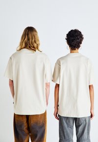 Jack & Jones PREMIUM JPRBLAHARVEY TEE UNISEX - Navadna majica - moonbeam