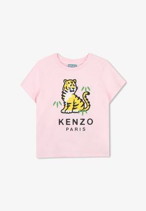 T-shirt rose clair à manches courtes avec un dessin animé de tigre jaune, des feuilles vertes, et le texte "KENZO PARIS" en dessous de l'illustration.