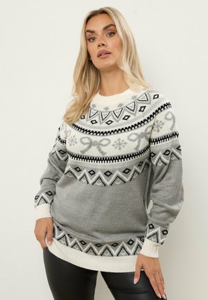 Hellgrauer Pullover mit einem gemusterten Schulterbereich in Schwarz und Weiß, der geometrische Formen und Schneeflocken-Designs aufweist. Gerippte Bündchen und Saum. Weiche Textur.