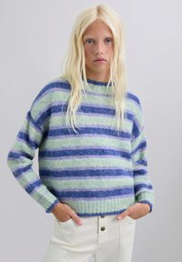 Suéter de lana a rayas con tonalidades verdes, azules y lavanda, con cuello redondo, dobladillo acanalado y textura suave. Diseño recortado.
