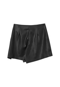 Pantaloni corti asimmetrici neri in similpelle con pieghe frontali e finitura liscia, esposti su uno sfondo bianco.