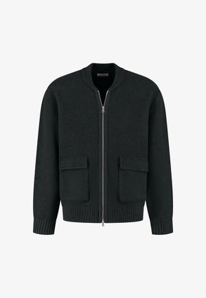 Chaqueta bomber de punto negra con cremallera frontal, puños y dobladillo acanalados, y dos grandes bolsillos frontales. Textura suave con un diseño minimalista.