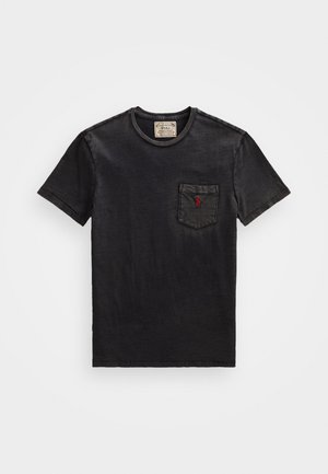 T-shirt noir à manches courtes avec col rond et poche avant, ornée d'un petit logo rouge brodé sur la poche.