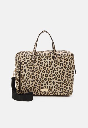 Rektangulær leopardprint tote taske med dobbelte øverste håndtag, sidelomme med lynlås og aftagelig sort skulderrem.