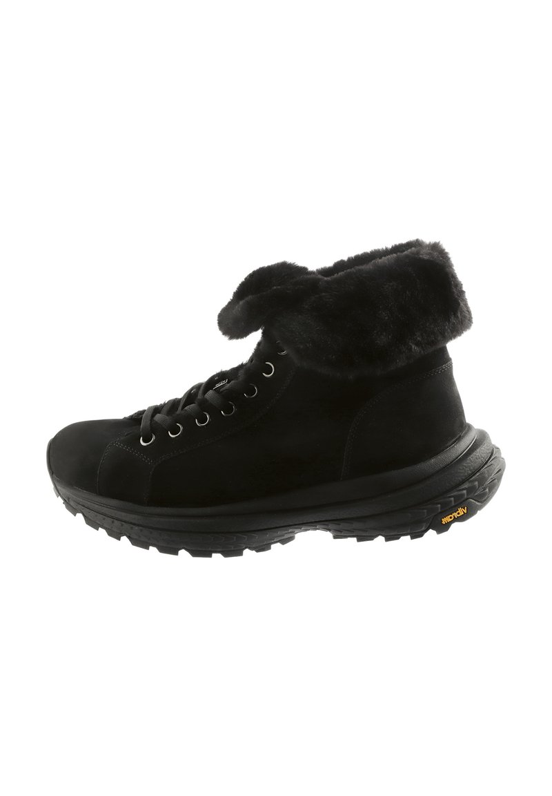 Svart vinterkänga med pälskrage, snörning i fram, och tjock Vibram-sula designad för utomhusgrepp.