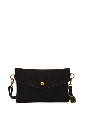 Pochette en daim noir avec rabat, bouton-pression doré unique et bandoulière amovible avec ferrures dorées sur fond blanc.