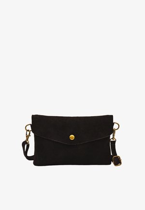 Pochette en daim noir avec rabat, bouton-pression doré unique et bandoulière amovible avec ferrures dorées sur fond blanc.