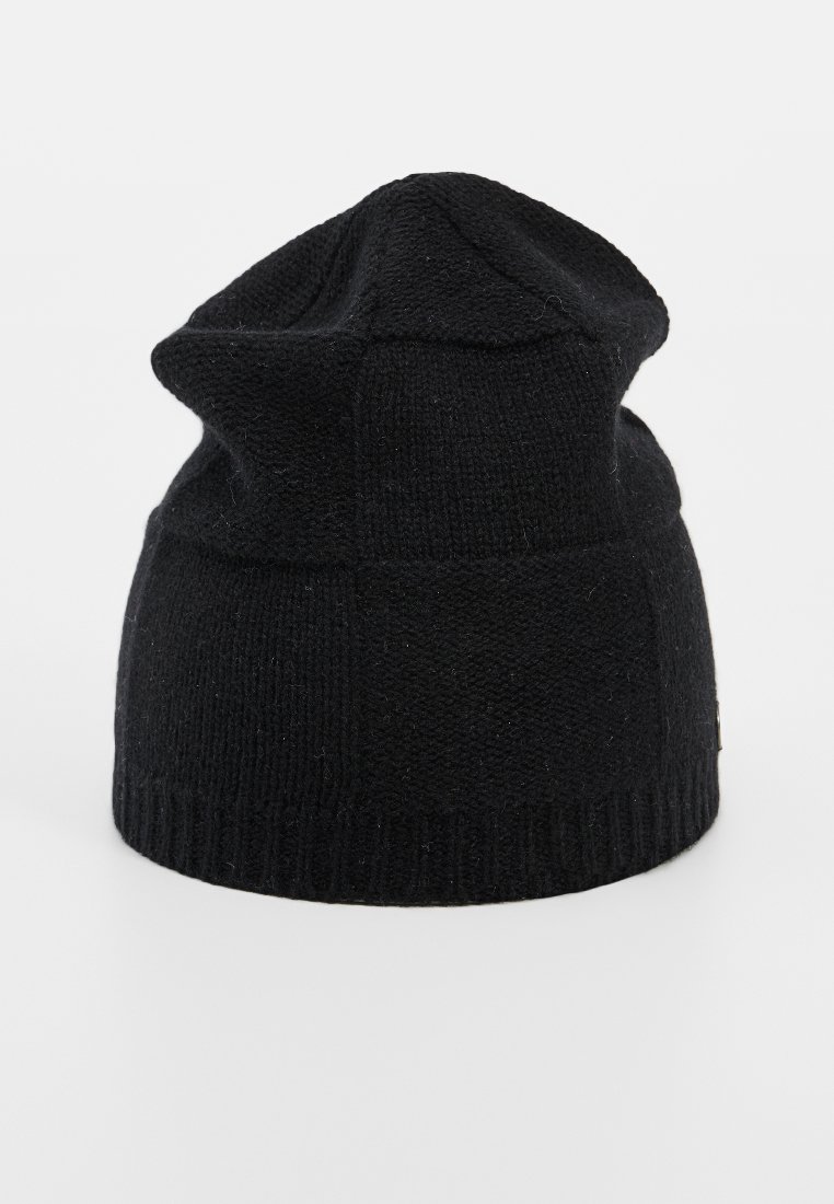 Czarna dziana czapka beanie z fakturowanym wykończeniem, z zaokrąglonym wierzchem i prążkowanym brzegiem. Materiał wydaje się miękki i ciepły.
