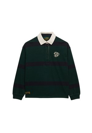 Ciemnozielona i czarna koszulka rugby z długim rękawem w paski, z białym kołnierzykiem i małym haftowanym logo na lewej piersi.