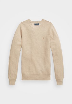 Pull beige à manches longues en tricot avec poignets et ourlet côtelés et un petit logo brodé sur la poitrine.