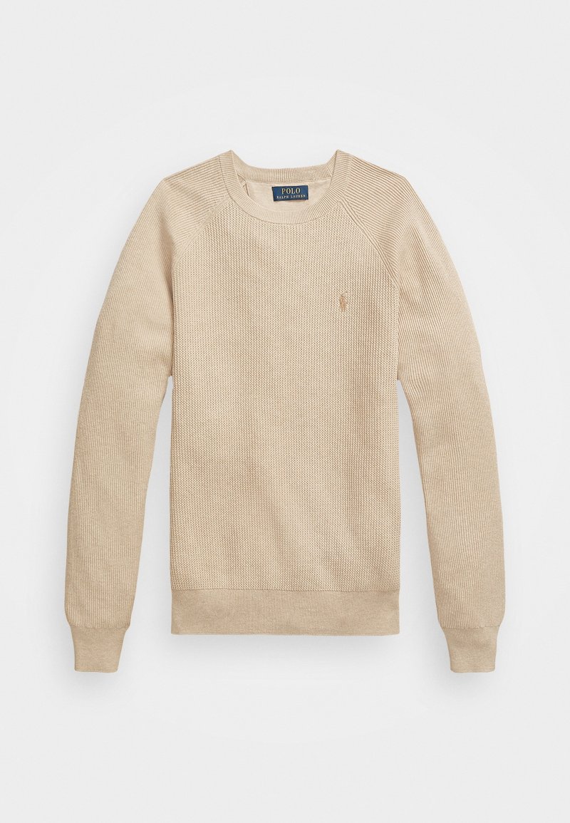 Pull beige à manches longues en tricot avec poignets et ourlet côtelés et un petit logo brodé sur la poitrine.