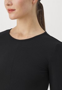ONLY Play ONPRASP ON BIAS TOP - Tops ar garām piedurknēm - black
