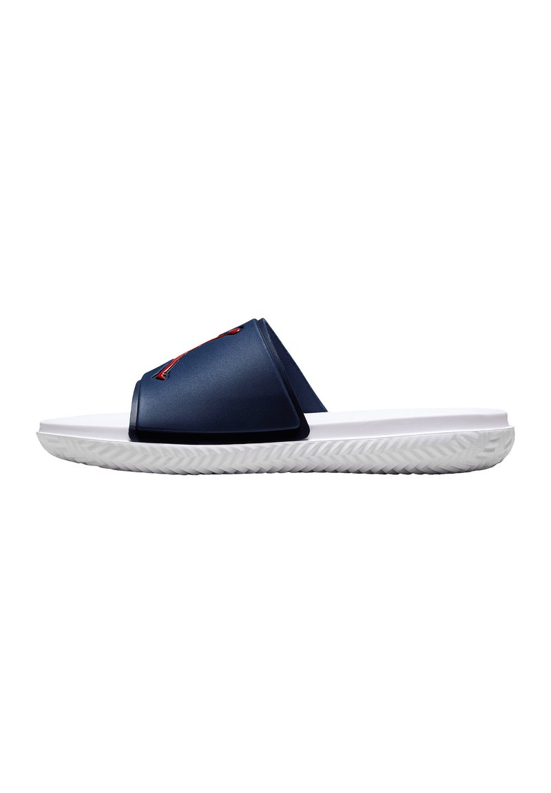 Infradito con suola bianca e ampia fascia blu navy, decorata con un ricamo rosso e bianco, vista laterale.