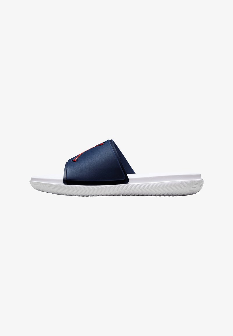 Weiße Sohle Slidesandale mit breitem navy-blauen Riemen, der ein rot-weißes gesticktes Design aufweist, Seitenansicht.