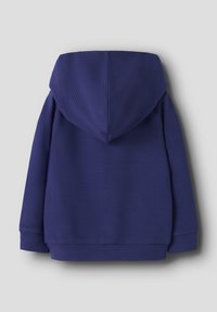 Kapuzensweatshirt aus dunkelblauem geripptem Stoff mit geradem Schnitt, verfügt über eine strukturierte Oberfläche und eine lockere Passform, von hinten gezeigt.