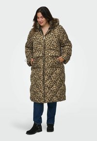 Quilted dolg plašč v leopardjem vzorcu, z naramnicami, gumbi na pritisek, vrvico za prilagajanje pasu in dvema sprednjima žepoma. Mehak, podložen material.