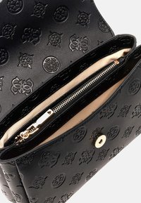 Borsa a mano in pelle nera con motivi impressi, tasca interna con zip e chiusura a scatto dorata. Texture liscia e forma strutturata.
