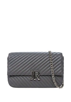Borsa a tracolla in pelle trapuntata grigia con cuciture diagonali, tracolla in catena argento e logo JR argento sulla pattina frontale.