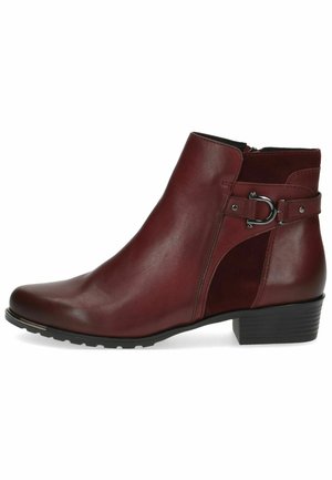Bottine en cuir bordeaux avec finition lisse, fermeture éclair sur le côté et une sangle décorative avec un accent en métal. Talon bloc et semelle texturée.