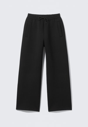 Pantalones deportivos negros de pierna ancha con cinturilla elástica y cordón, que cuentan con dos bolsillos verticales con abertura en la parte frontal.