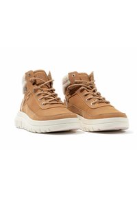 Zapatillas de media caña de cuero marrón claro con un suave cuello de piel, diseño de cordones, ojales plateados y suela de goma blanca texturizada.