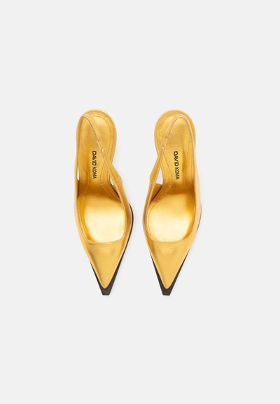 Dzelteni metāliski slingback augstpapēžu apavi ar norādītu purngalu, ar gludu melnu zoli un gludu, spīdīgu tekstūru.