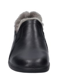 Schwarzer Slipper mit einem glatten Lederoberteil und einem weichen grauen Futter aus Fell. Rundliche Zehenform und eine flache Gummisohle für Komfort.