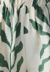 ST MRLO KADY - Šortai - sage green leaf