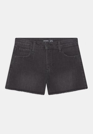 Short en denim noir avec poches avant, passants pour ceinture, fermeture par bouton et ourlet effiloché, présenté sur fond blanc.