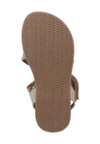 Bruine rubberen sandaalzool met een textuur met golvende patronen; heeft een geweven tan bovenkant en groene accenten aan de zijkant, ontworpen voor comfort en grip.