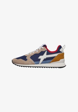 Sneaker in suede e tessuto con una combinazione di colori beige, blu navy e rosso, dotata di un logo bianco e di una suola in gomma nera testurizzata.