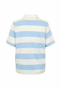 Polo à manches courtes avec de larges rayures horizontales bleu clair et blanches, vu de dos sur fond blanc.