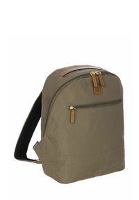 Zaino verde oliva con una texture di stoffa liscia, cerniere dorate, dettagli in pelle marrone e schienale imbottito per il massimo comfort.