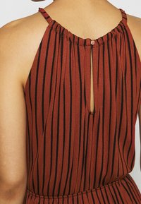 Hnědý a černý pruhovaný bezrukávový top s nařaseným výstřihem, zúženým pasem a malým otvorem na zádech s knoflíkovým zapínáním.