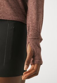 Nike Performance SWIFT TOP - Langærmet T-shirt - burgundy crush/smokey mauve/htr/(reflective silv)