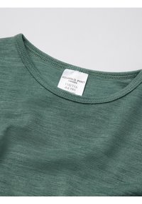 Grøn bomulds T-shirt med rund hals, med et mærke der viser brand og størrelsesoplysninger. Blød, glat tekstur med en let stræk.