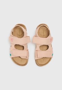 Rosa Stoffsandalen mit zwei Klettverschlüssen, ausgeschnittenen Seiten und floralen Stickereidetails. Weiches Innenfutter und flaches Sohlen-Design.