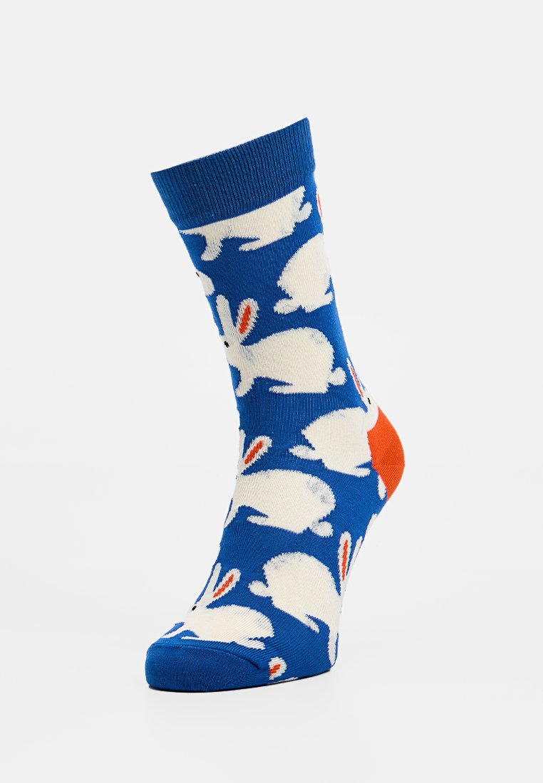 Blaue Baumwollsocke mit einem Muster aus weißen Kaninchen und roten Akzenten an der Ferse. Glatte Textur und enganpassendes Design für Komfort.