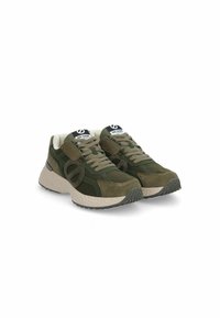 Olijfgroene sportschoenen met een combinatie van suède en mesh materialen, een gevoerde tong, een dikke witte middenzool en een gestructureerde rubberen buitenzool.