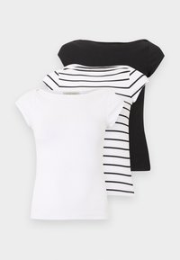 Τρία γυναικεία μπλουζάκια με κοντά μανίκια στοιβαγμένα, ένα μονόχρωμο λευκό, ένα λευκό με μαύρες οριζόντιες ρίγες και ένα μονόχρωμο μαύρο, πάνω σε ανοιχτό φόντο.
