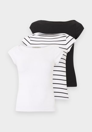 Trois hauts pour femmes à manches courtes empilés, un blanc uni, un blanc à rayures horizontales noires, et un noir uni, sur un fond clair.