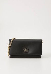 Must nahast sidurkotiga kuldse kettkarbiga, esiküljel on silmapaistev logo. Ristkülikukujuline, tekstuuriga pind.