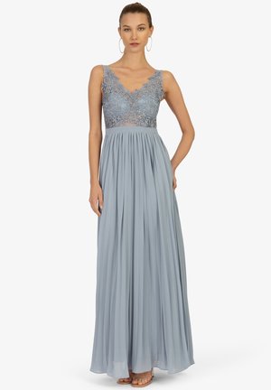 Langes blaues Kleid mit einem Spitzenoberteil, V-Ausschnitt und plissiertem Rock. Verfügt über verstellbare Träger und einen fließenden, leichten Stoff.