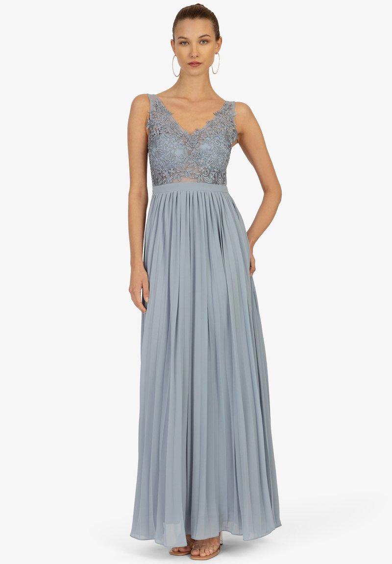 Langes blaues Kleid mit einem Spitzenoberteil, V-Ausschnitt und plissiertem Rock. Verfügt über verstellbare Träger und einen fließenden, leichten Stoff.