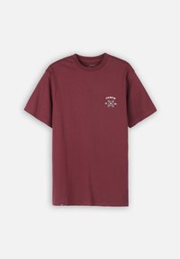 T-shirt à manches courtes de couleur bordeaux avec un petit logo blanc "OXBOW 1985" et des flèches croisées sur le côté gauche de la poitrine.
