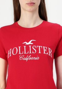 Hollister Co. TECH CORE - T-Shirt print - jester red
