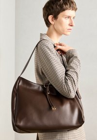 Selecionado, dark brown
