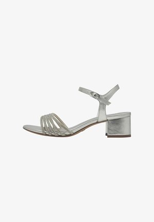 Zilveren sandalen met blokhak, voorzien van meerdere gekruiste banden en een enkelgesp. Gladde metallic afwerking en open teen ontwerp.